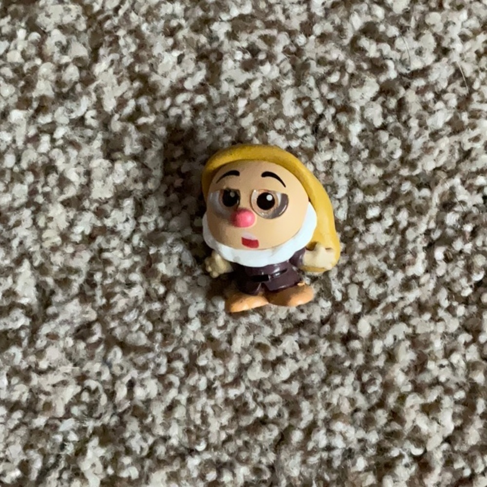 Sneezy Doorable Figurine Series 6